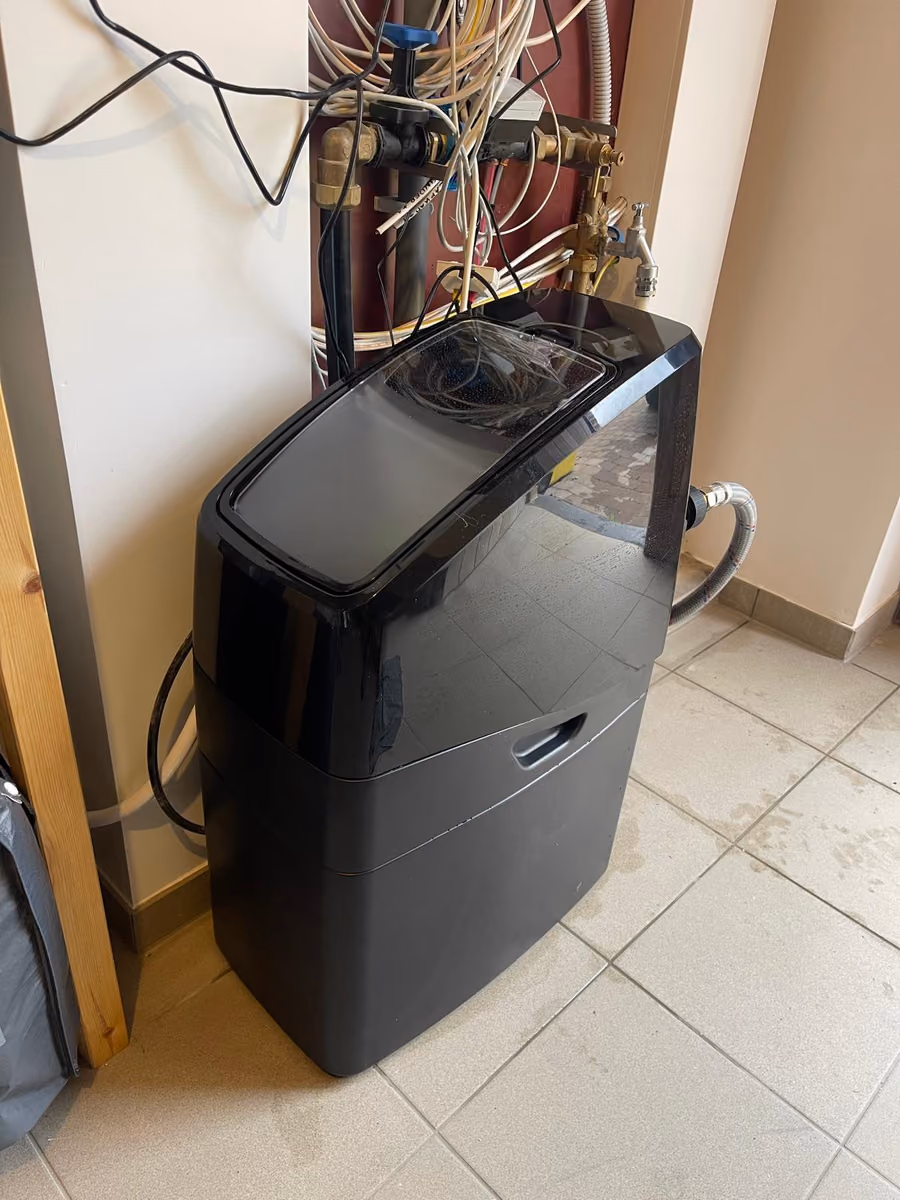 Waterontharder in een hoek van een technische ruimte