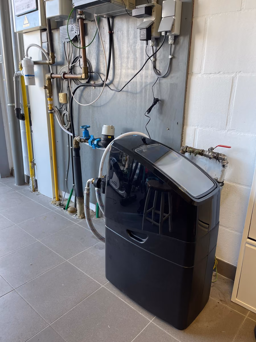 Waterontharder naast de leidingen in een garage